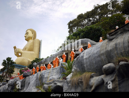 Grande Buddha vicino all'ingresso della grotta di Dambulla templi, Sri Lanka Foto Stock