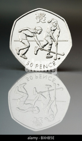 50 pence pezzo, con logo olimpico, dotata di giocatori di hockey. Foto Stock