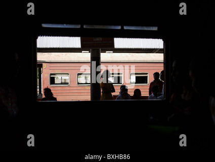 I passeggeri in attesa di un treno alla stazione di Fort, Colombo Foto Stock