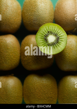 Tutto il kiwi disposti in configurazione con mezza fetta di kiwi Foto Stock