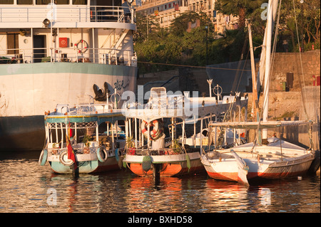 Egitto, Aswan. Traversata in Felucca sul Nilo vicino a Aswan. Foto Stock