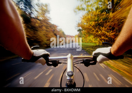 Dettaglio del ciclista visualizzare durante la guida su strade. Foto Stock