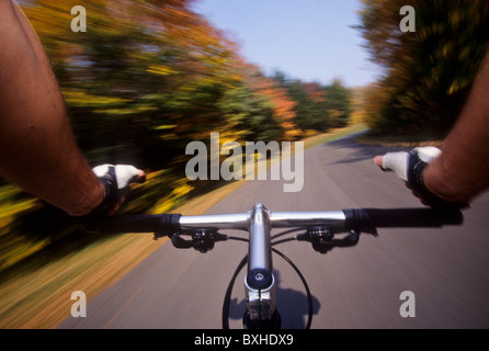 Dettaglio del ciclista visualizzare durante la guida su strade. Foto Stock