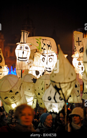 La masterizzazione del orologi processione per celebrare il solstizio d'inverno fa il suo modo attraverso la Brighton Foto Stock