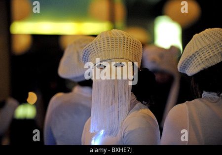 La masterizzazione del orologi processione per celebrare il solstizio d'inverno fa il suo modo attraverso BRIGHTON REGNO UNITO Foto Stock