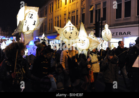 La masterizzazione del orologi processione per celebrare il solstizio d'inverno fa il suo modo attraverso BRIGHTON REGNO UNITO Foto Stock