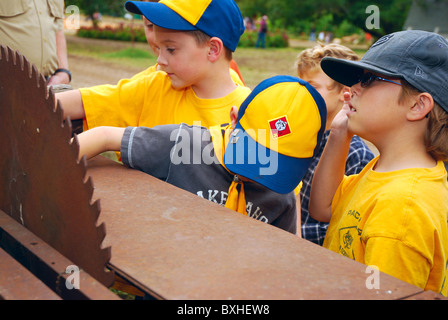 Cub Scout su una gita ad una fattoria di zucca Foto Stock