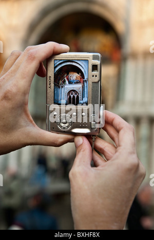 Cloe fino alle mani di una donna di scattare una foto degli affreschi di San Marcos cattedrale, Venezia, Italia, Europa. Foto Stock