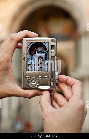 Cloe fino alle mani di una donna di scattare una foto degli affreschi di San Marcos cattedrale, Venezia, Italia, Europa. Foto Stock