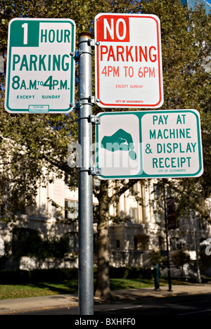 Tre segni di parcheggio su un polo a Sacramento, California Foto Stock