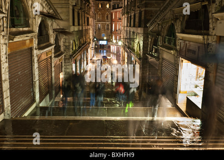 Calle veneziana durante la notte in un giorno di pioggia, Venezia, Italia e Europa Foto Stock