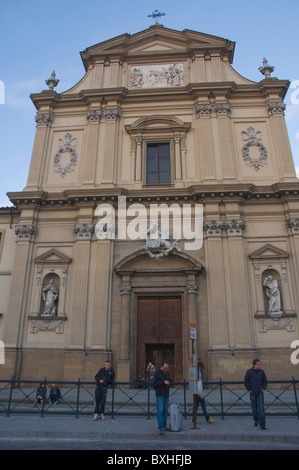 Persone in attesa per il bus davanti la chiesa di San Marco chiesa di Firenze (Firenze Toscana Italia centrale Europa Foto Stock