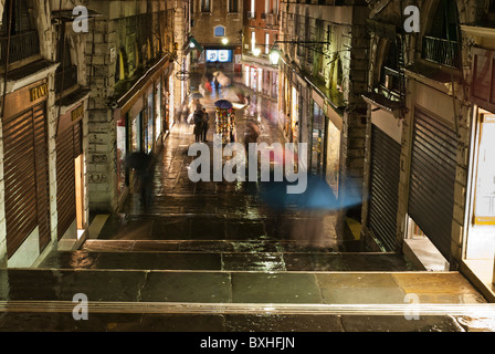 Calle veneziana durante la notte in un giorno di pioggia, Venezia, Italia e Europa Foto Stock