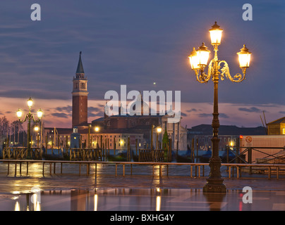 Vista dell'isola del Lido e delle gondole di sunrise, Venezia, Italia e Europa Foto Stock