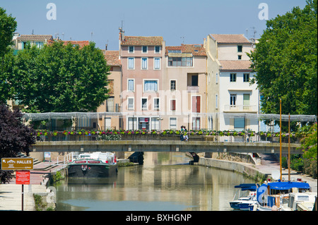 I commercianti di Ponte sul Canal de la Robine passando attraverso Narbonne Francia Foto Stock