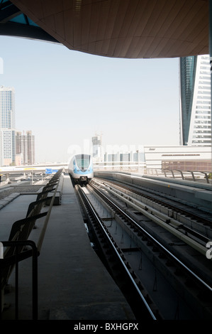Un treno della metropolitana arriva in una stazione di Dubai Foto Stock