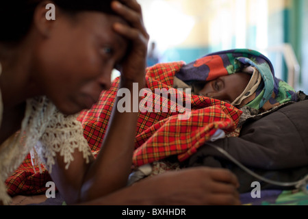 Una donna si addolora per sua figlia che muoiono di AIDS in Amuria, Uganda, Africa orientale. Foto Stock