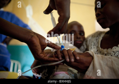 Un bambino muore di AIDS riceve un trattamento medico in un ospedale di Amuria, Uganda, Africa orientale. Foto Stock