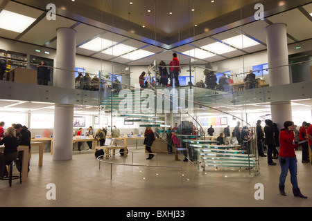 I clienti presso gli Apple Store, Carrousel du Louvre, Parigi, Francia Foto Stock