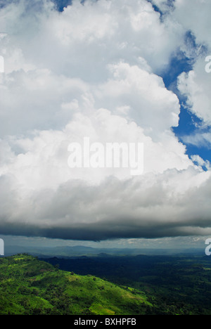 Cumulo-nimbus rainclouds dal lato - La Costa d Avorio, Africa occidentale Foto Stock