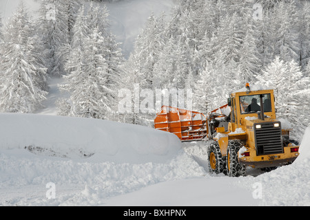 Rimozione di neve da una strada in inverno Foto Stock