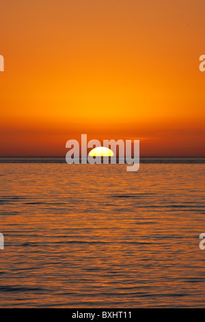 Tramonto sul Golfo del Messico da Anna Maria Island, Florida, Stati Uniti d'America Foto Stock