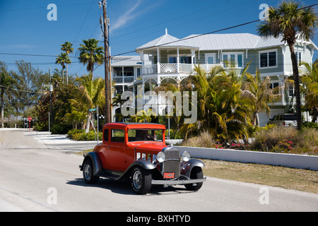 Classic Vintage automobile, Chevrolet modellato, e le case di lusso a vacation resort di Anna Maria Island, Florida, Stati Uniti d'America Foto Stock