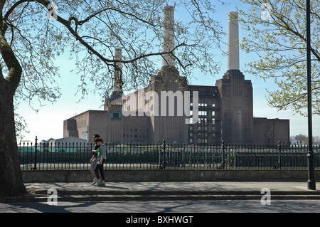 Battersea Power Station visto da di Millbank fiume Thames, London Regno Unito Foto Stock