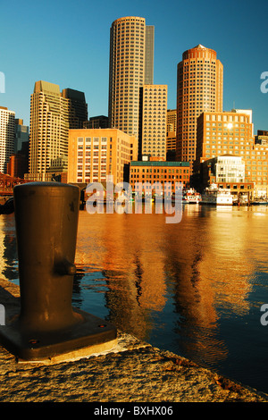 Rowes Wharf riflessa nel porto di Boston nella luce del mattino. Foto Stock