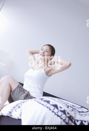 La donna lo stiro in camera da letto Foto Stock