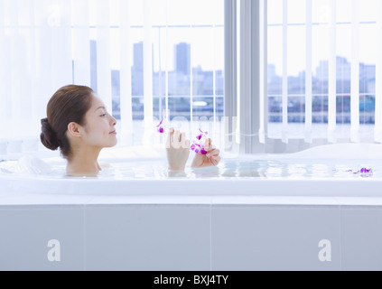 Donna prendendo un bagno Foto Stock