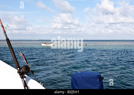 I pescatori del Mozambico tirando le loro reti da pesca su un banco di sabbia a bassa marea su una delle isole dell'Oceano Indiano Arcipelago del Mozambico . Foto Stock