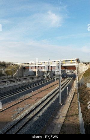 Treno sul ponte ferroviario sulla Highspeed 1 Channel Tunnel Rail Link Ebbsfleet Kent REGNO UNITO Foto Stock