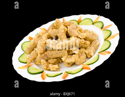 Cibo cinese. Calamari fritti in pastella, decorata con cetrioli e carote. Foto Stock