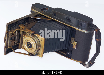 Fotografia, fotocamere, primi Polaroid Instant camera, Polaroid 120, Giappone, 1961, 1960, 60, 20 ° secolo, storico, americano, Polaroid Pathfinder Land camera, made by Yashica in Giappone, fotocamera a soffietto, obiettivo, obiettivi, obiettivi, Yashinon 1 : 4,7, lunghezza focale: 127 mm, copriobiettivo, design dal 1952, fotocamera, fotocamere, invenzione, invenzioni, made in Japan, clipping, ritaglio, da collezione, oggetto da collezione, oggetti da collezione, ritaglio, ritaglio, diritti aggiuntivi-clearences-non disponibile Foto Stock