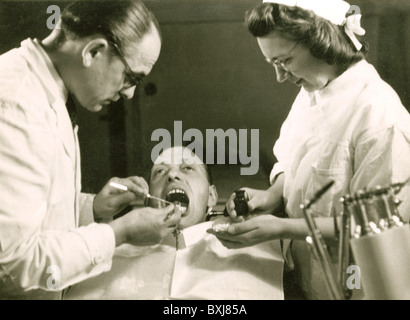 Medicina, odontoiatria, dentista, sala esame medico, paziente, con assistente dentale, Germania, circa 1953, diritti aggiuntivi-clearences-non disponibile Foto Stock