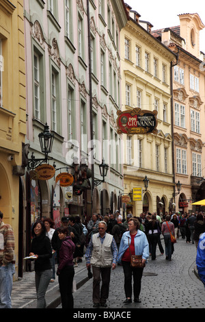 Una strada a ciottoli nella Città Vecchia di Praga, Repubblica Ceca riempito con tourist Foto Stock