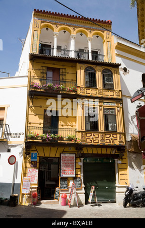 La parte anteriore di un piccolo ristorante - Restaurante Monreal - e si tratta di un hotel di classe turistica con balconi / balcone, a Siviglia. Spagna. Foto Stock