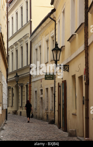 Una stretta strada di ciottoli nella Città Vecchia di Praga, Repubblica Ceca Foto Stock