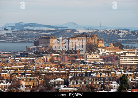 Vista su Marchmont verso il Castello di Edimburgo dal Blackford Hill, Edimburgo, Scozia, Regno Unito. Foto Stock