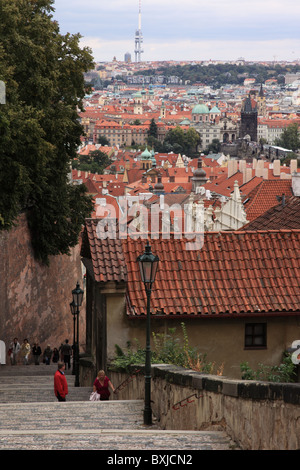 Il paesaggio urbano dello skyline di Praga si estende dalle scalinate che conducono al castello di Praga, Praga, Repubblica Ceca Foto Stock