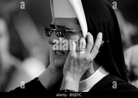 Un ceco nun avente una chiamata durante l'open-air messa servita dal papa benedetto xvi a Stará Boleslav, Repubblica ceca. Foto Stock