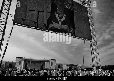 Papa Benedetto XVI celebra la open-air messa per circa 50.000 persone a Stará Boleslav, Repubblica ceca. Foto Stock