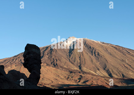 Il monte Teide al mattino presto visto dal Roques de Garcia in inverno con un po' di neve sul pico. Foto Stock