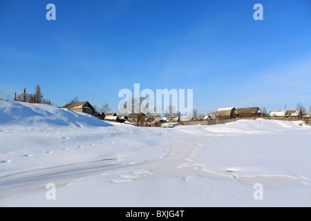 Villaggio sulla costa del fiume di inverno Foto Stock
