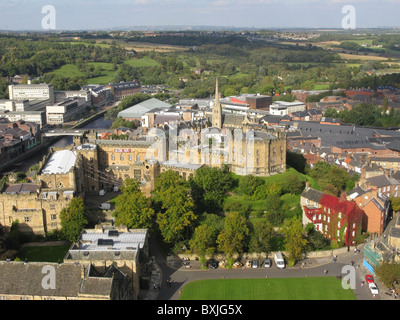 Vista aerea a nord dalla torre principale della Cattedrale di Durham su Durham Castle e parte di Durham City, nella contea di Durham, Inghilterra, Regno Unito. Foto Stock