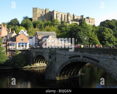 Durham Castle visto oltre framwellgate bridge e il fiume usura, Durham City, nella contea di Durham, Inghilterra, Regno Unito. Foto Stock