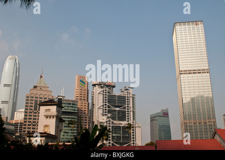 Skyline della città, un vecchio edificio di essere sopraffatte da alte torri - Cheung Kong Center, HSBC, IFC 2 tower, Isola di Hong Kong, Cina Foto Stock