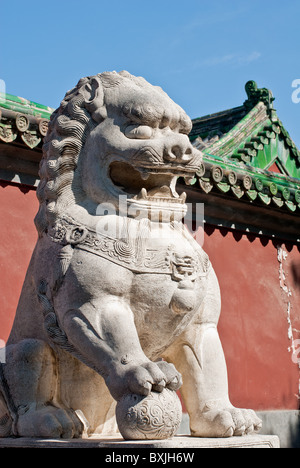 La porta di pietra di Lion in un tempio Foto Stock