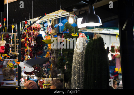 Notte foto di addobbi natalizi e giocattoli di legno a piazza Navona Natale strada del mercato di Roma. Foto Stock